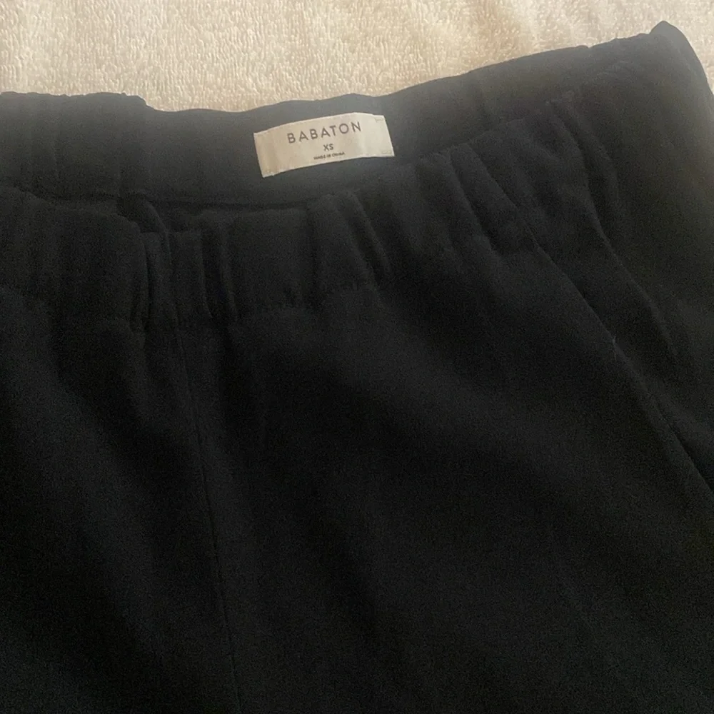 Aritzia Babaton stunning black trousers w/ stretchy waist w/ pockets.